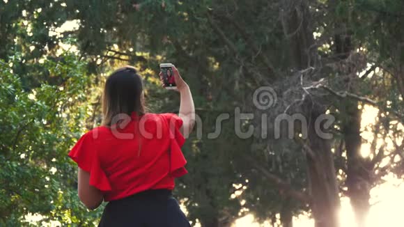 女性在手机上慢动作自拍视频的预览图