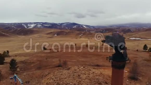 一只青铜纪念碑鹰的空中射击视频的预览图