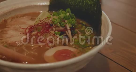 日本拉面汤猪肉鸡蛋海藻和美味的肉汤视频的预览图