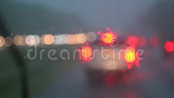 夜间大雨倾盆车辆模糊视频的预览图