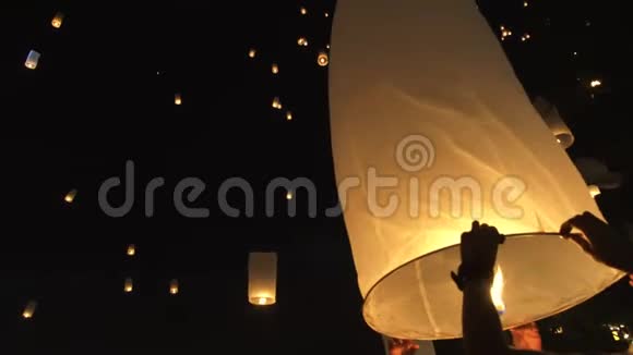 泰国清迈节手工放灯笼视频的预览图