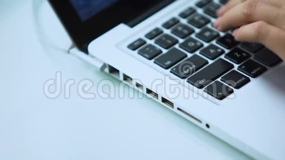 手打字键盘和关闭手提电脑办公或家庭使用个人电脑视频的预览图