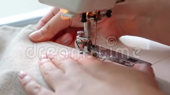 在缝纫机上合上显示过程视频的预览图