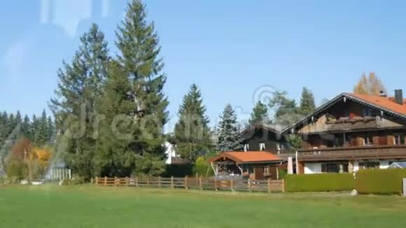 从火车窗口看到典型巴伐利亚村庄和房屋视频的预览图