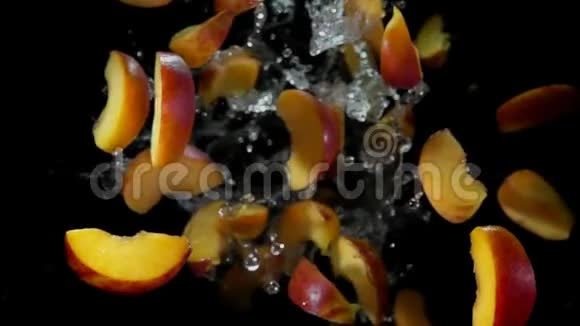 桃子片在水花中反弹视频的预览图