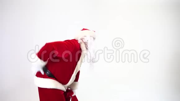 白人背景上的圣诞老人患有背痛折磨弯腰行走椎间疝突出视频的预览图