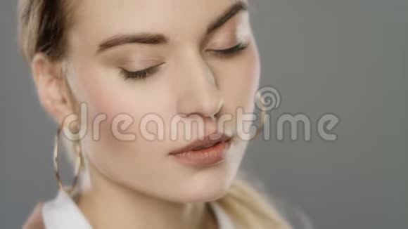 时尚模特脸与化妆刷在工作室年轻女子化妆视频的预览图