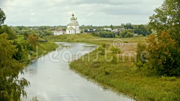 村庄里的基督教教堂前景河流俄罗斯苏兹达尔视频的预览图