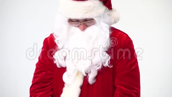 白色背景上的圣诞老人带着一桶红色的爆米花吃爆米花和看电影提供爆米花视频的预览图