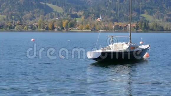 孤独的小船停泊在美丽的风景如画的山区泰格恩湖巴伐利亚视频的预览图