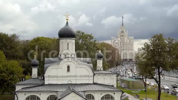 城市道路和旧建筑背景下白色教堂的住宅行动带教堂和高楼的城市景观视频的预览图