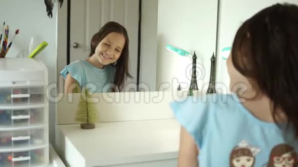 可爱的青春期少女照镜子梳头视频的预览图