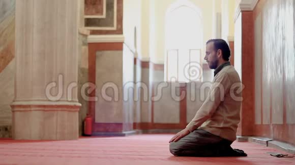 宗教穆斯林男子在清真寺祈祷视频的预览图