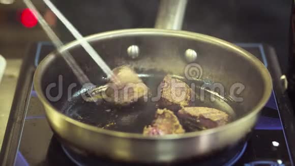 煎锅上的肝视频的预览图