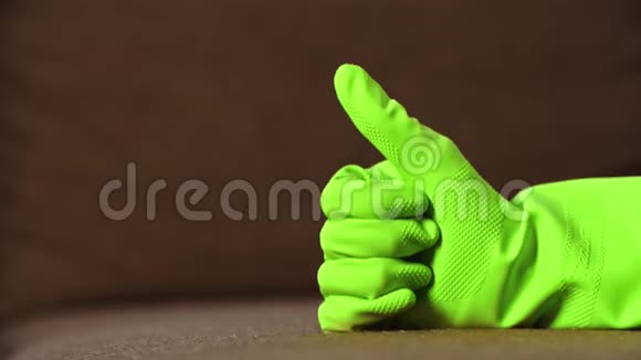 戴绿色乳胶手套的男人视频的预览图