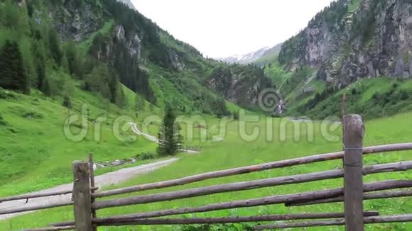 沿奥地利蒂罗尔州Schoenachtal山谷的远足小径一部分高陶仑山视频的预览图