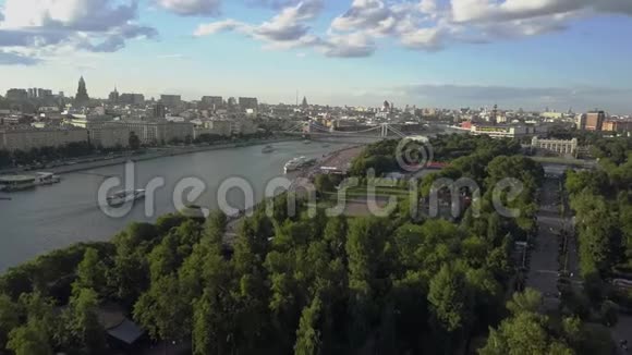 莫斯科现场有河流公园和桥梁空中景观视频的预览图