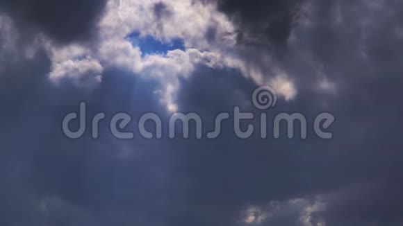 太阳光线穿过云层的壮丽天空视频的预览图