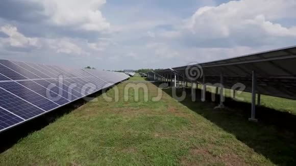 绿色领域与太阳能电池板可再生电力生产视频的预览图