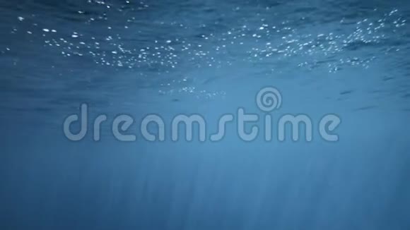 太阳光线穿过蓝色清澈的海水水下射击慢动作视频的预览图
