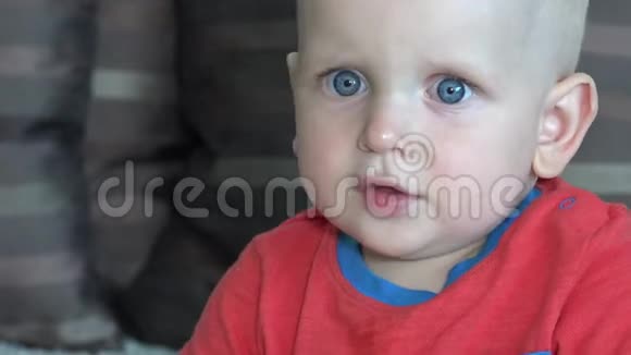 可爱的小男孩吃东西的脸视频的预览图