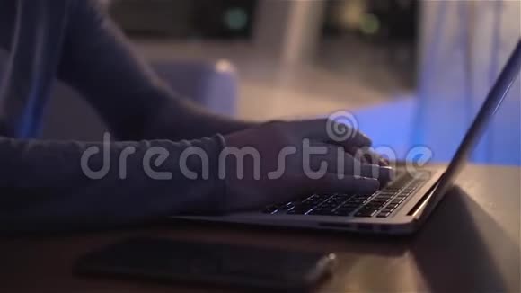 曼斯双手夜间工作笔记本电脑视频的预览图