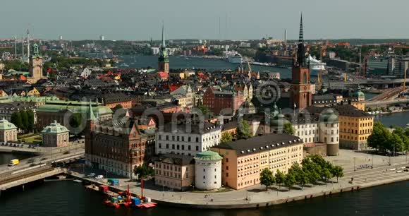 瑞典斯德哥尔摩RiddarholmKyrka或Riddarholm建筑的俯视图瑞典君主的埋葬地视频的预览图