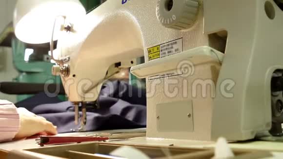 在工厂缝衣服视频的预览图