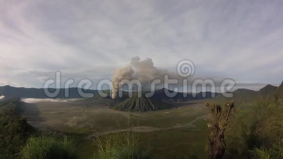印度尼西亚东爪哇的溴烟火山视频的预览图