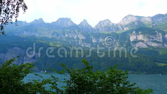 瑞士瓦兰塞湖的绿松石水视频的预览图