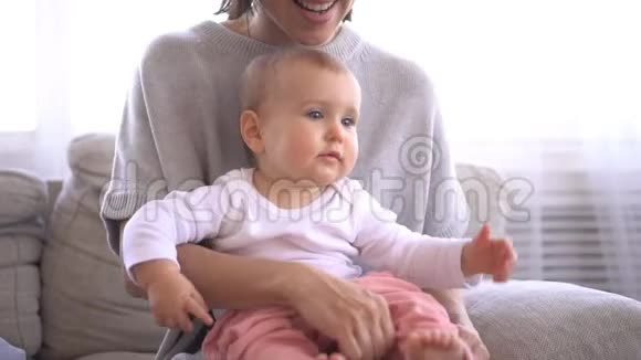 快乐的女婴在家里打扮视频的预览图