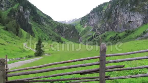 沿奥地利蒂罗尔州Schoenachtal山谷的远足小径一部分高陶仑山视频的预览图
