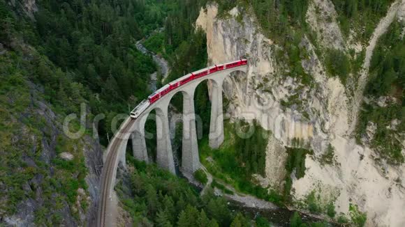瑞士著名高架桥上的冰川快车鸟瞰图视频的预览图