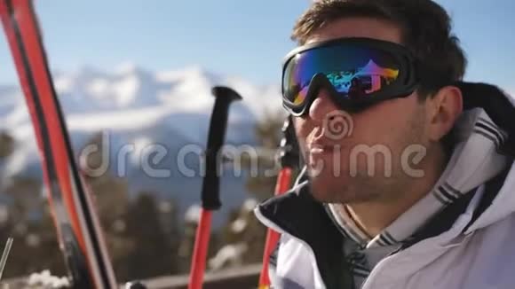 在露天餐厅用滑雪眼镜的特写男士晚餐视频的预览图