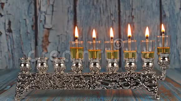 第五天光明节蜡烛点燃了犹太节日的光芒视频的预览图