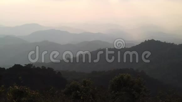 山顶日出时柔和的光线雄伟的自然景观晨雾云浮生活方式假日视频的预览图