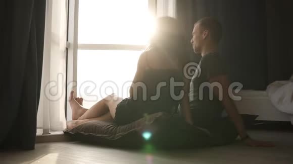 美丽的史坦卡姆画面一对年轻夫妇坐在枕头上喝热茶期待着温暖平静的早晨视频的预览图