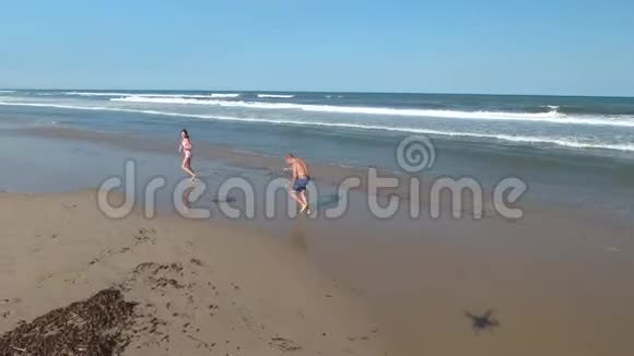 一名残疾青年在一次艰难的手术后与他的妹妹沿着沙滩沿着海岸奔跑视频的预览图