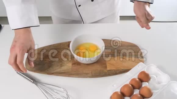 将搅拌好的鸡蛋放在白桌上快关门视频的预览图