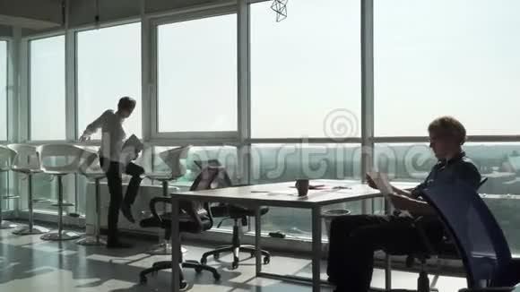办公室职员在现代办公室工作视频的预览图