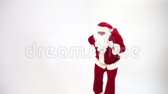 白人背景上的圣诞老人患有背痛折磨弯腰行走椎间疝突出视频的预览图