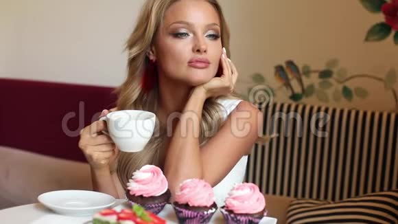 优雅漂亮的女士喝着咖啡和美味的甜点视频的预览图