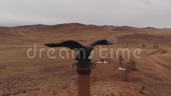 塔舍兰斯卡亚草原上的萨满鹰柱视频的预览图