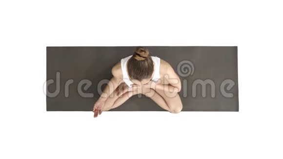 瑜伽女孩呼吸莲花姿势她的手在她的胃和胸部在白色背景视频的预览图