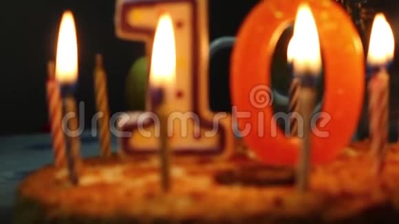 在蛋糕上点蜡烛十年了生日视频的预览图