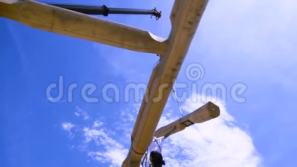 木屋面在晴天施工初期阶段剪辑建筑工人用起重机的底视图视频的预览图