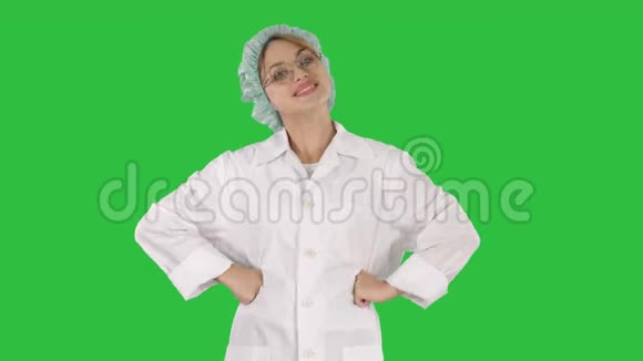 女性极客医生双手放在绿色屏幕上铬键视频的预览图