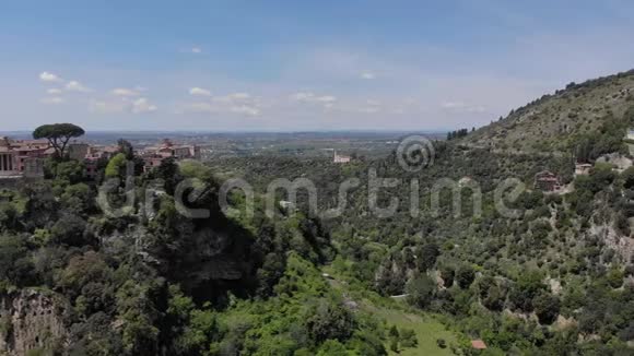 飞越意大利的蒂沃利市无人驾驶飞机的城市景观视频的预览图