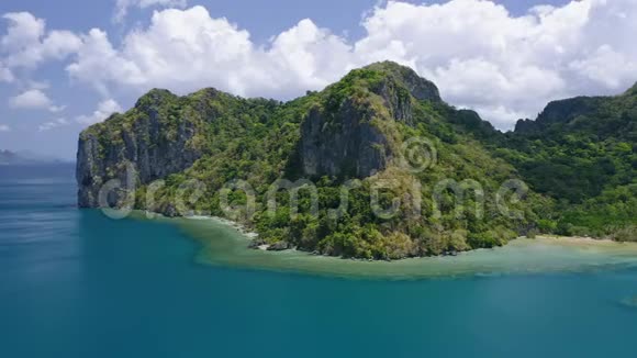 拉根岛ElNido巴拉望菲律宾天堂热带沙质伊皮尔海滩与蔚蓝的海水椰子视频的预览图