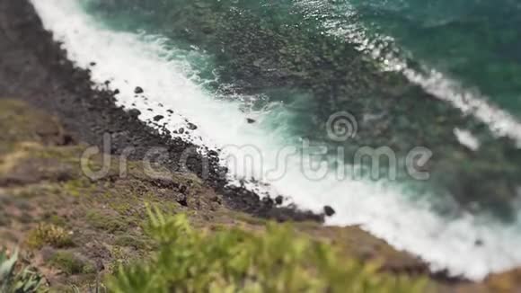 美丽的海洋海岸在夏天的一天绿松石水和大浪西班牙特内里费视频的预览图